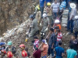 Los socorristas siguen intentando sacar a los obreros atrapados en la mina. EFE /