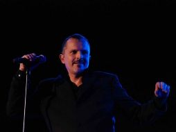 Aunque se le girará invitación, el productor duda que el cantante pueda asistir al estreno por sus compromisos en España. ARCHIVO /