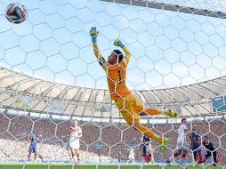 El estratega de Alemania, Joachim Löw (al frente), le ganó la partida a su colega francés, Didier Deschamps (fondo). AFP /