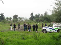 Los elementos de la policía encuentran al hombre ya sin señales de vida y dan aviso a los servicios forenses.  /