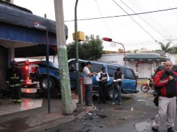 Según dueño de la Suburban azul, impactó de frente contra la otra Suburban de la mujer, debido a que ella no respetó el semáforo.  /