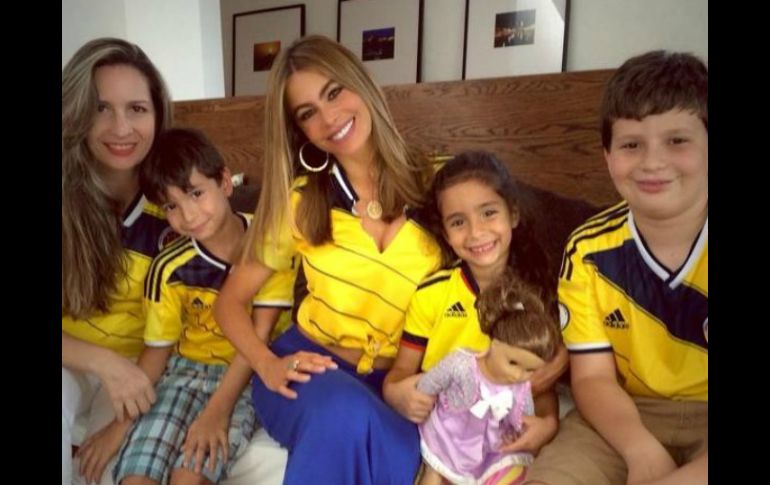 Sofía Vergara publicó esta imagen previo al inicio del partido que mandó a la siguiente ronda a Brasil. ESPECIAL /