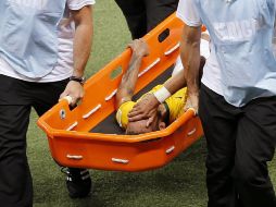 Momento en que Neymar sale en camilla del partido. EFE /