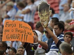 La presidenta de Brasil, igual que millones de aficionados, desean fuerza a Neymar para su recuperación. AFP /