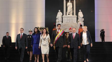 Nicolás Maduro coloca una ofrenda floral al Libertador de la Patria venezolana, Simón Bolívar. AFP /