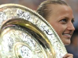 La checa Petra Kvitova conquista su segundo Wimbledon en la final más rápida del torneo en los últimos 31 años. AFP /