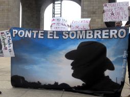 Los manifestantes y gritan consignas como 'Libertad a Mireles', así como 'NO queremos más Ejército en Michoacán'. SUN /