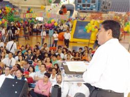 Ramiro Hernández en la clausura del programa 'Escuela para Padres'. ESPECIAL /