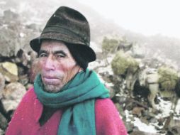 En los andes. En esta foto de Rodrigo Donoso aparece Baltazar Ushca con sus burros cargando los truscos de hielo. R. DONOSO  /