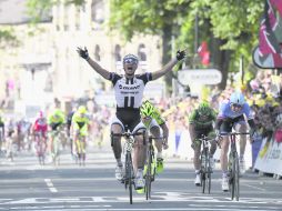 Marcel Kittel alza los brazos al momento de cruzar la línea de meta en primer lugar. AFP /
