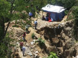 El accidente se produjo el miércoles después del mediodía al derrumbarse uno de los túneles en San Juan de Arriba. EFE /