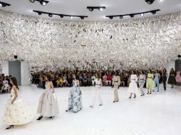 Las flores recubrieron las paredes de la sala circular del Museo Rodin. EFE /