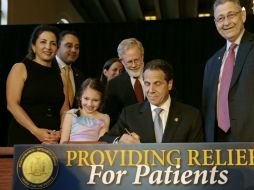 El gobernador de NY, Andrew Cuomo, firma la ley que autoriza el uso de mariguana con fines terapéuticos. EFE /