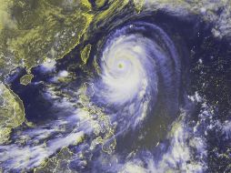 El centro del tifón se localiza a unos 90 kilómetros al este de la isla de Miyako. EFE /