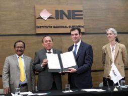 Jesús Zambrano y Lorenzo Córdova en la firma de un convenio mediante el cual el INE realizará la elección interna perredista. SUN /