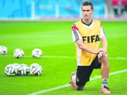 Al acecho. El delantero Miroslav Klose durante la sesión de entrenamiento en el estadio Mineirao en Belo Horizonte, Brasil.  /