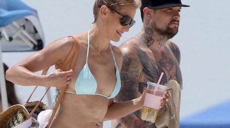 Los 'paparazzis' los captaron disfrutando de la playa mientras se daban muestras de cariño. ESPECIAL /