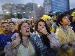 Aficionados lloran por la terrible derrota que sufrió la Selección brasileña. AP /