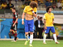 El defensa David Luiz sale llorando al terminar el partido ante Alemania. AFP /