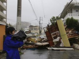 Imagen de la fachada de un restaurante que fue dañado a causa del tifón 'Neoguti'. EFE /