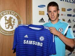 Pasalic demostró su felicidad por llegar a la Liga Premier de Inglaterra. Twitter: @chelseafc. ESPECIAL /