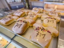 Estos son los postres que se venden con el motivo del histórico marcador. EFE /