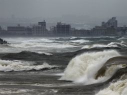 'Neoguri' causa fuerte oleaje en la playa de Mizugama en Kadena, Okinawa. EFE /