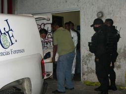 Elementos de la policía y personal del IJCF acudieron al domicilio. ESPECIAL /