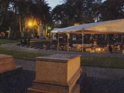 Al centro de la Rotonda, una carpa iluminada, salas lounge y periqueras esperaban a los invitados. ESPECIAL /