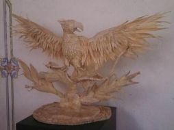 Arnulfo Salazar ganó el primer lugar en la rama decorativa de fibras de origen vegetal con la pieza 'Águila'.  /