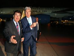 John Kerry es recibido en el aeropuerto en Kabul por el ministro de relaciones exteriores Hamid Siddiq. AP /