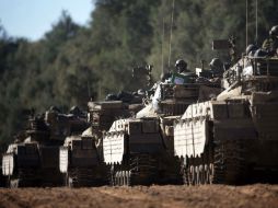 Un convoy israelí de tanques se aproxima a la frontera con la Franja de Gaza. Israel insiste en que las medidas militares continuarán. AFP /