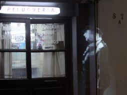 El poeta Pablo Neruda, apareció caminando mediante una proyección, por sitios emblemáticos la capital chilena. EFE /