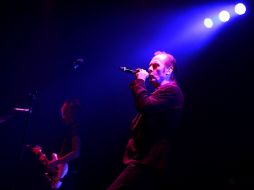 El cantante, Peter Murphy abrió el concierto con la canción 'Hang up', en medio de una atmósfera post-industrial.  /