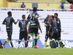 Los jugadores de Santos, celebrando su triunfo ante Jaguares.  /