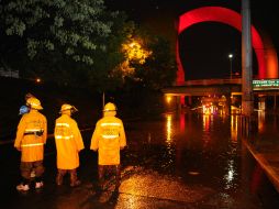 El paso a desnivel de Lázaro Cárdenas a la altura de los Arcos del Milenio permanece cerrado por inundación.  /