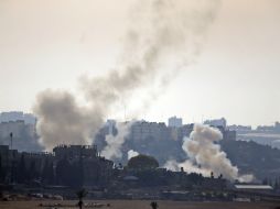 Humo se eleva desde una de las localidades atacadas por Israel. AP /