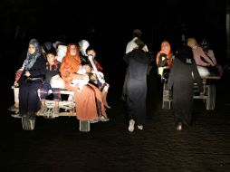 Mujeres y niños dejan sus casas cerca de la frontera para dirigirse a un refugio. AFP /