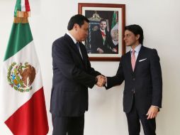 Osorio Chong felicita al nuevo director general de Radio, Televisión y Cinematografía (RTC). Foto: @DiazMoguel. ESPECIAL /