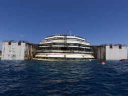 Para reflotarlo, se está inyectando aire en los 30 cajones que rodean el buque. EFE /