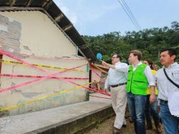 Autoridades chiapanecas apoyan con empleos temporales; piden a damnificados no regresar mientras reconstruyen. Foto: ‏@VelascoM_. ESPECIAL /