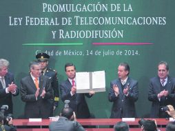 El Presidente Enrique Peña Nieto, tras signar la ley de telecomunicaciones. Al evento acudieron empresarios del sector. NTX /