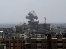 Una columna de humo se desprende de un edificio en Gaza luego de que la Fuerza Aérea israelí reanudó los ataques. EFE /