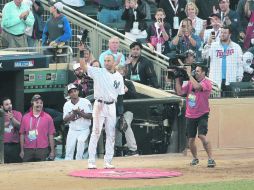 Homenaje. Derek Jeter sale a agradecer a los aficionados por la ovación que le brindaron al ser sustituido. EFE /