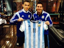 El jugador Maxi Rodríguez con Lionel Messi publicaron una fotografía en redes sociales. ESPECIAL /