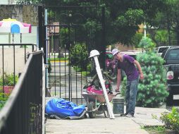 Puerta por puerta. La cuadrilla de la SIOP que visita a los vecinos en Colinas de La Normal.  /
