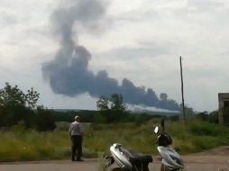 Vista de la columna de humo que dejó el avión al momento de estrellarse. EFE /