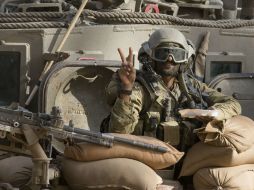 Un soldado israelí hace una seña de 'V' por victoria antes de llegar a la franja de Gaza. AFP /
