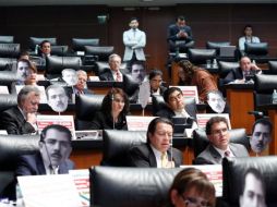Los senadores utilizan las máscaras como forma de protesta. Tomada de:@SenadoresPRD. ESPECIAL /