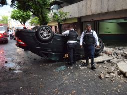 El vehículo quedó volteado y el conductor sin lesiones más que el susto de la caída.  /